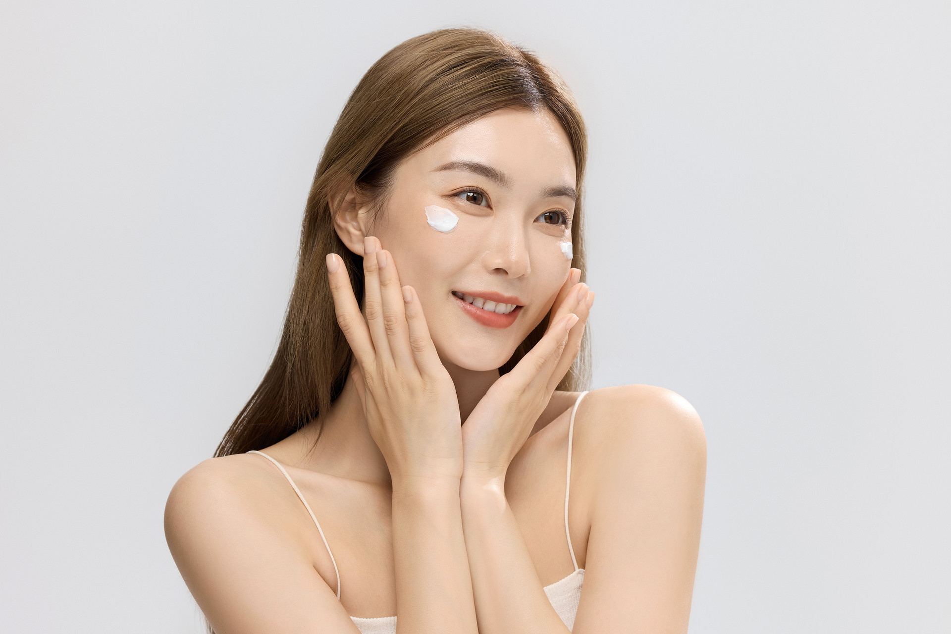穿着清凉的美女涂防晒霜.jpg