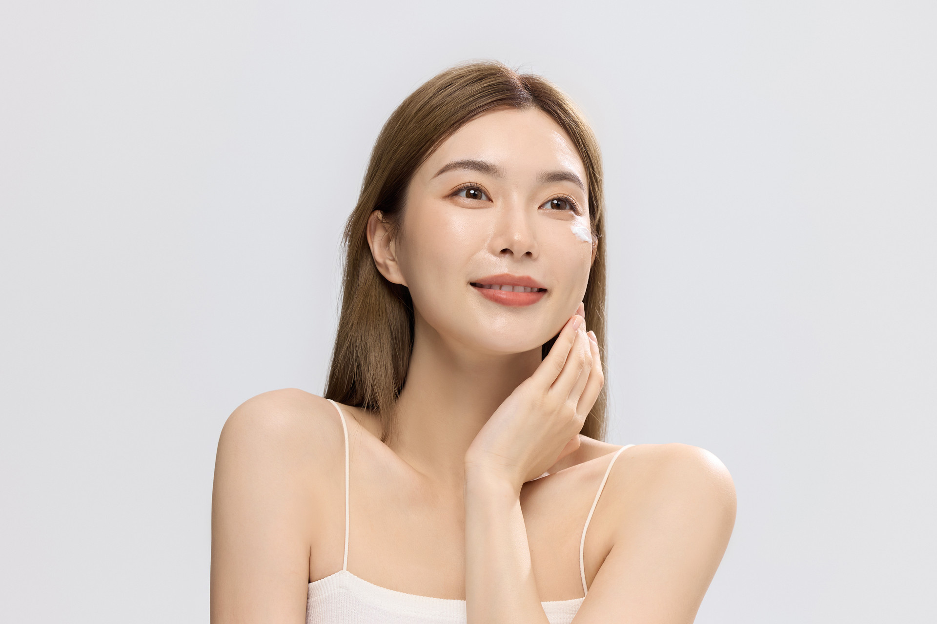 摄图网_507744113_脸上有防晒霜的美女(仅交流学习使用).jpg