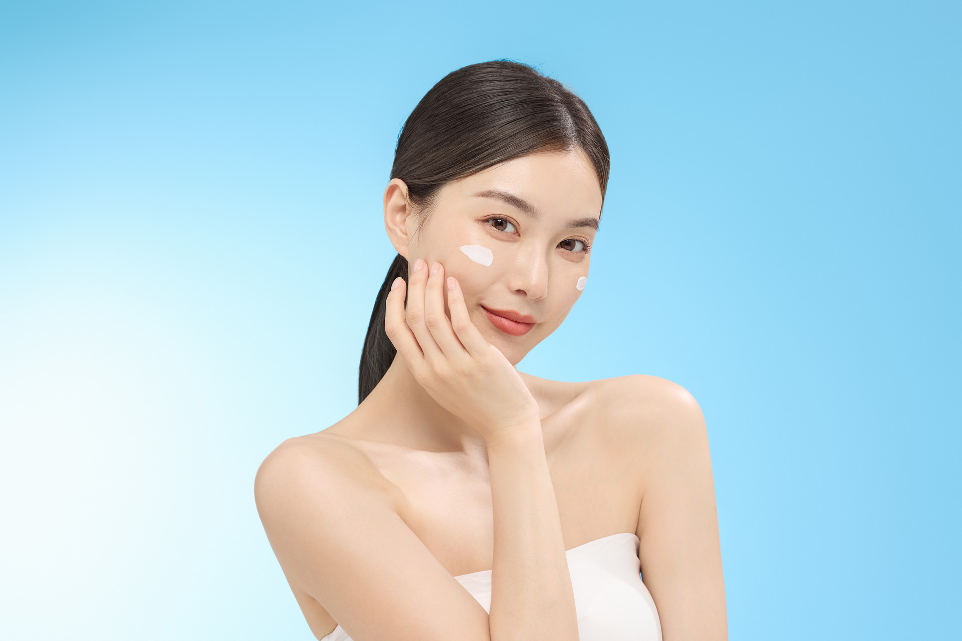 摄图网_507744160_美女正在涂防晒霜(仅交流学习使用).jpg