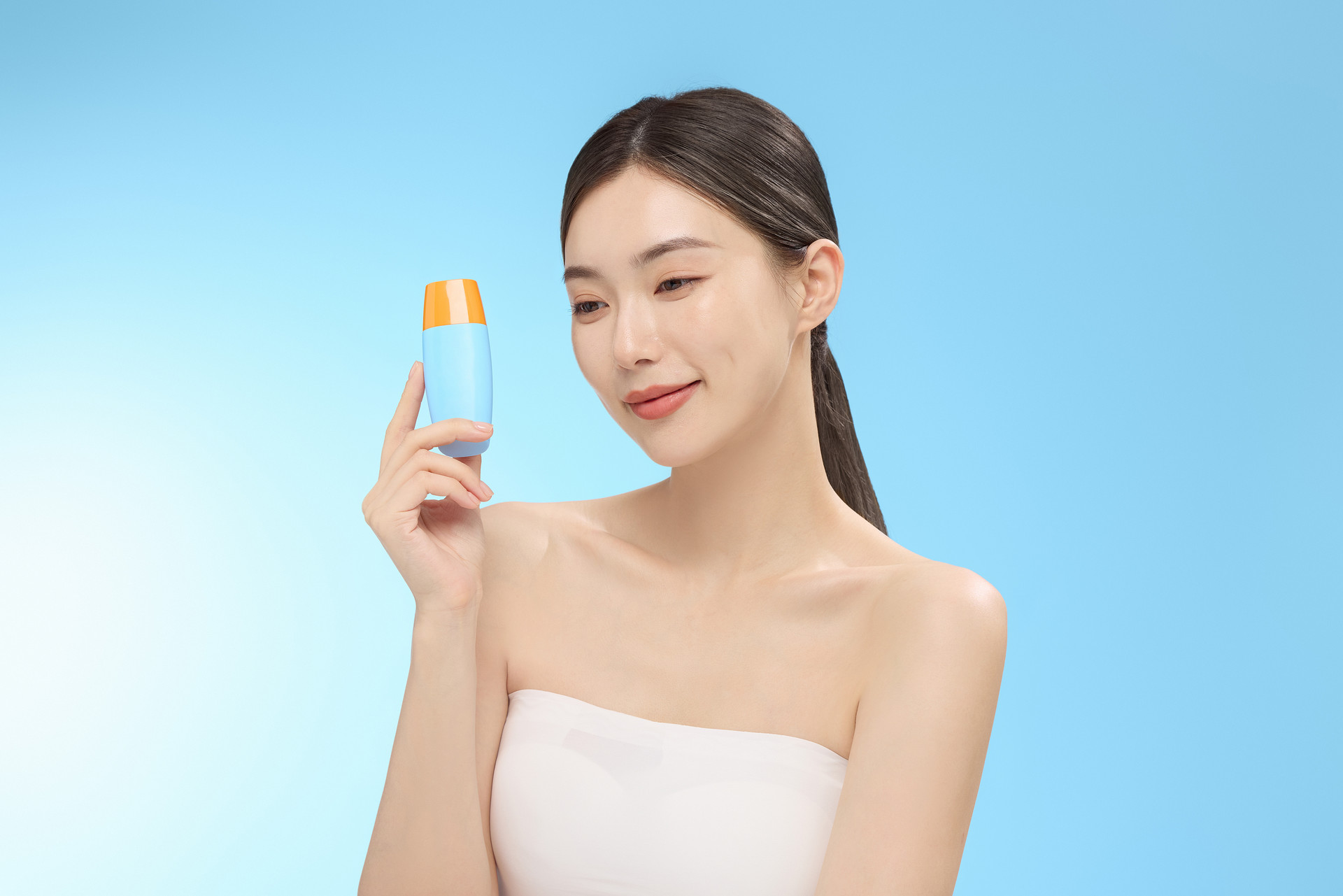 摄图网_507744127_美女手里拿着防晒霜(仅交流学习使用).jpg