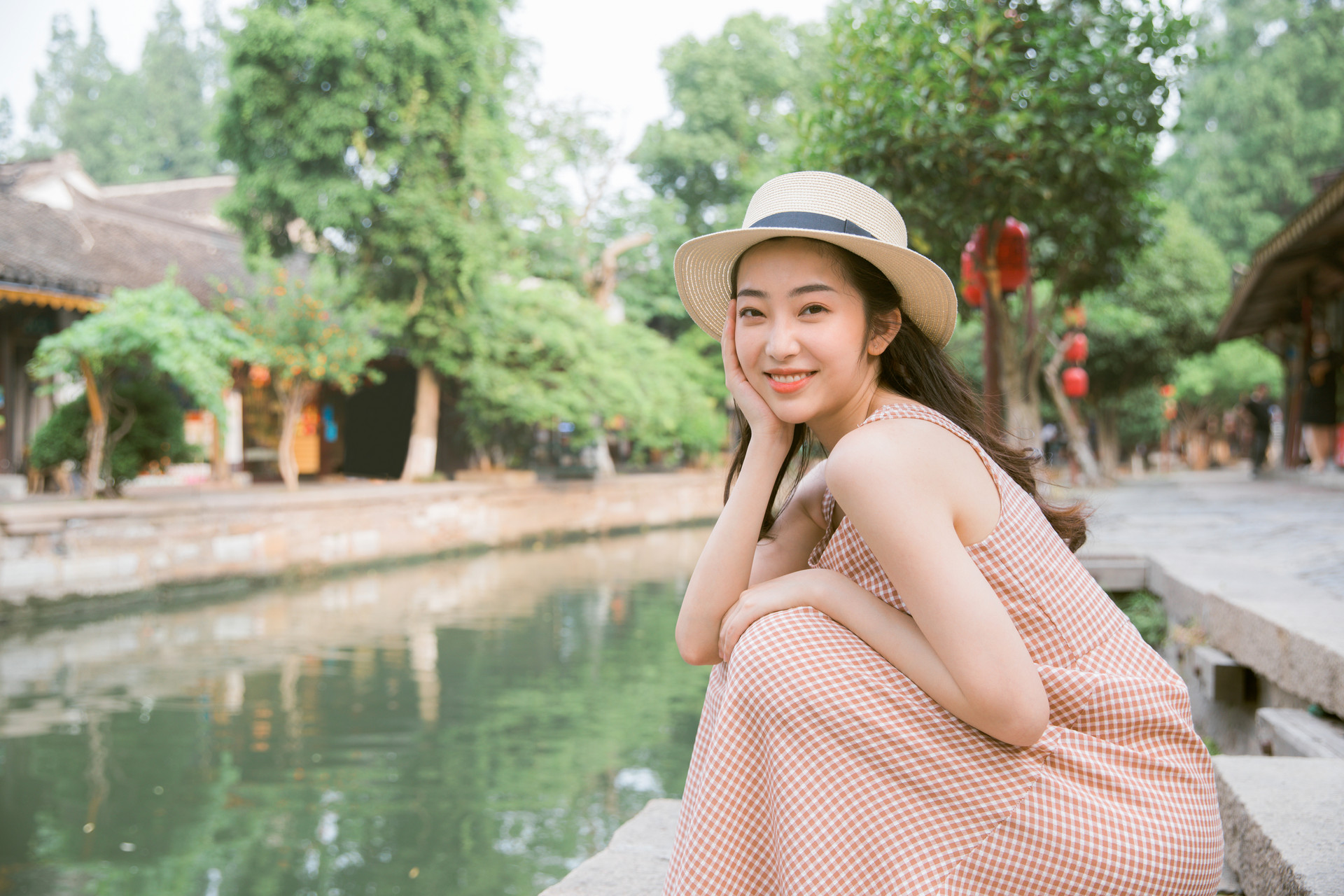摄图网_501631805_夏日小清新美女古镇旅行(仅交流学习使用).jpg